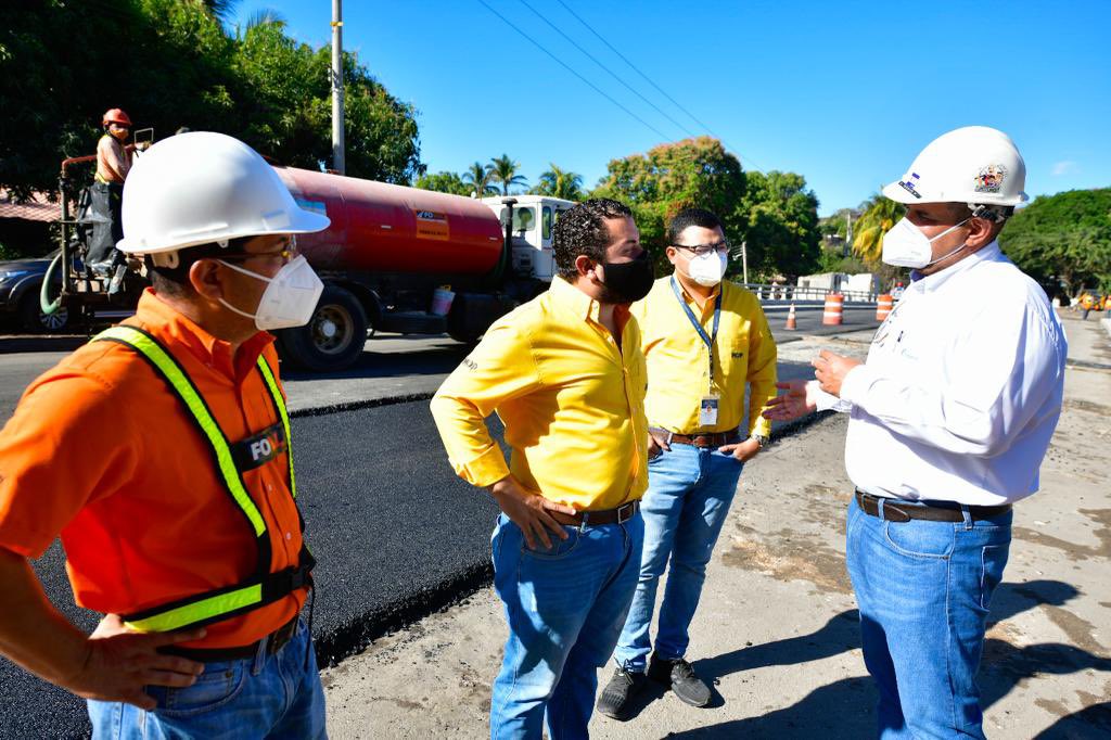 Ministro de Obras Públicas verifica trabajo de asfaltado en puente de río El Jute ministro-de-obras-publicas-verifica-trabajo-de-asfaltado-en-puente-de-rio-el-jute